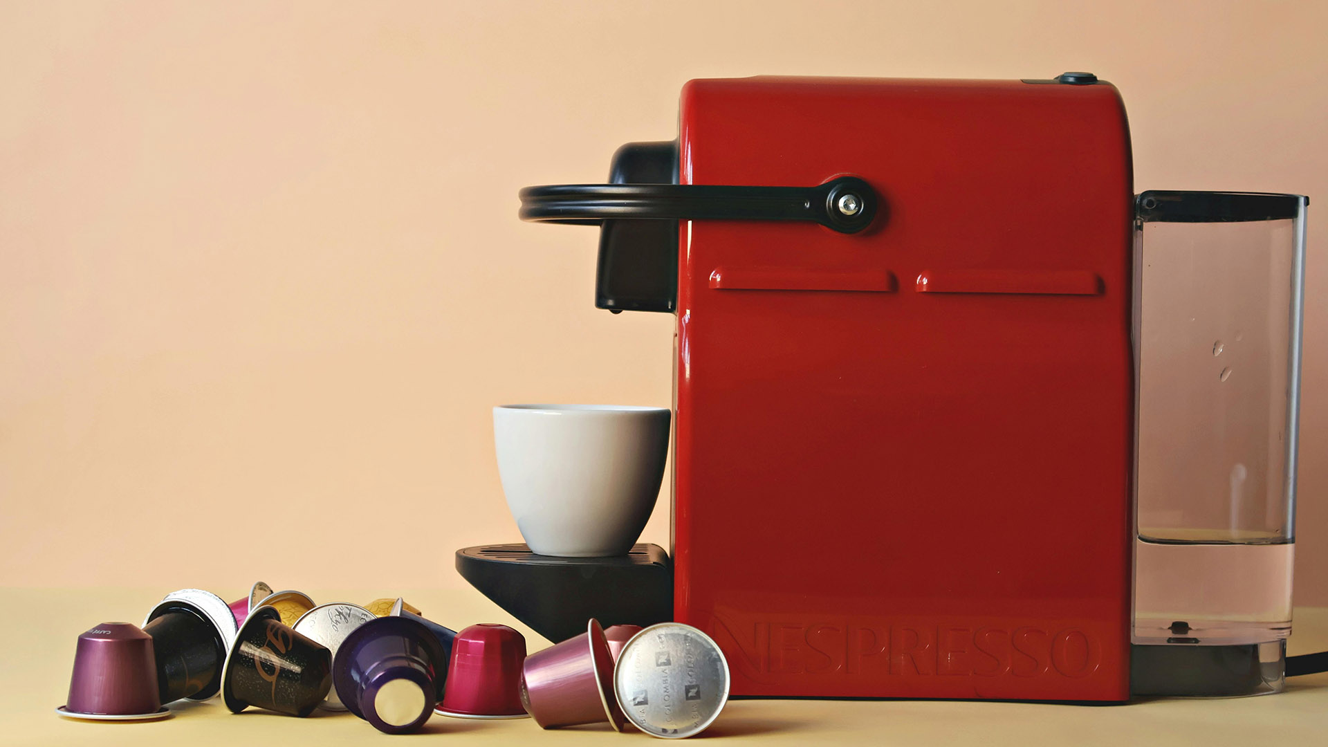 Rote Kaffeemaschine mit Kapseln