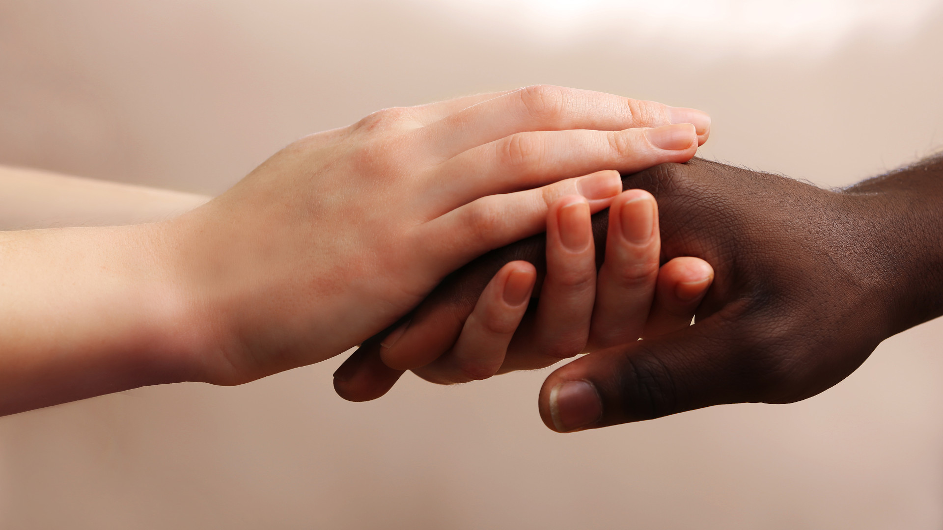 Symbolbild: Zwei Hände halten sich