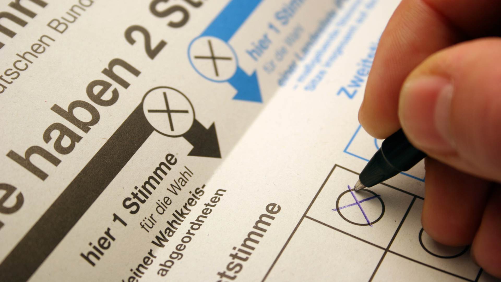 Wahlzettel mit Hand