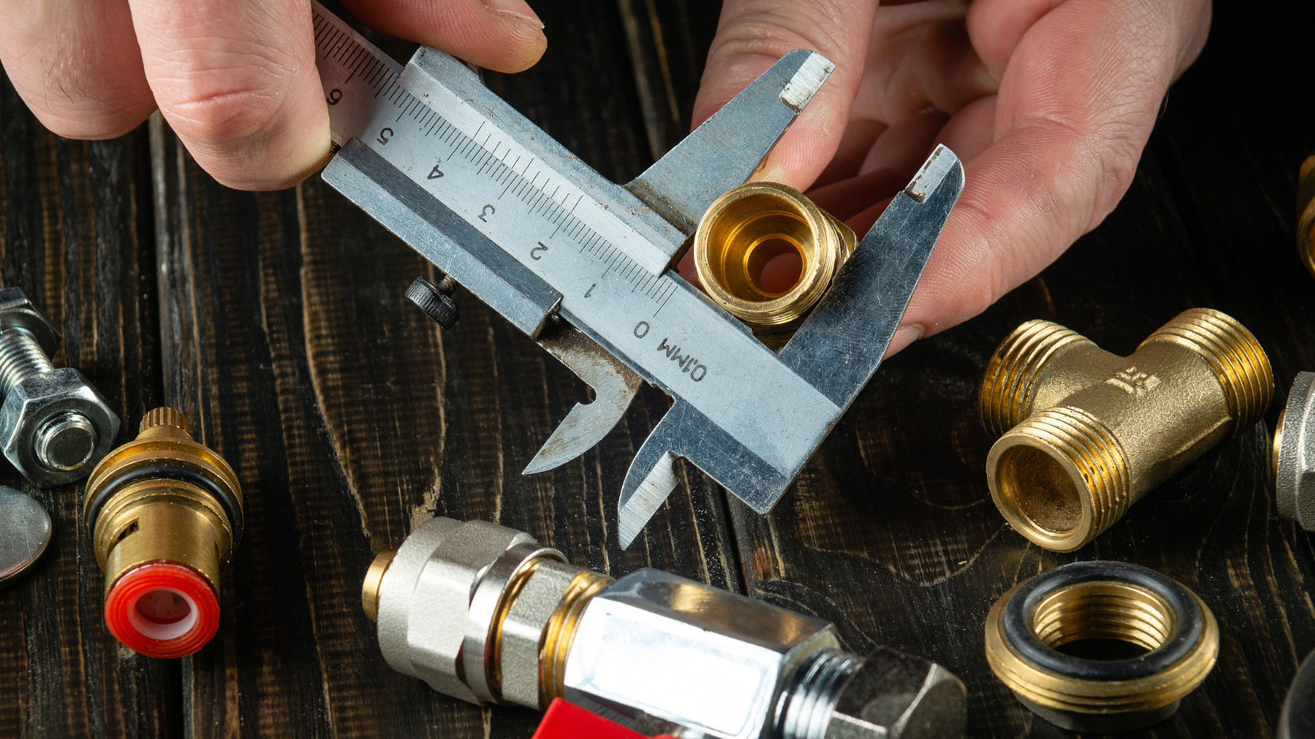 Symbolbild: Hände schrauben Teile zusammen