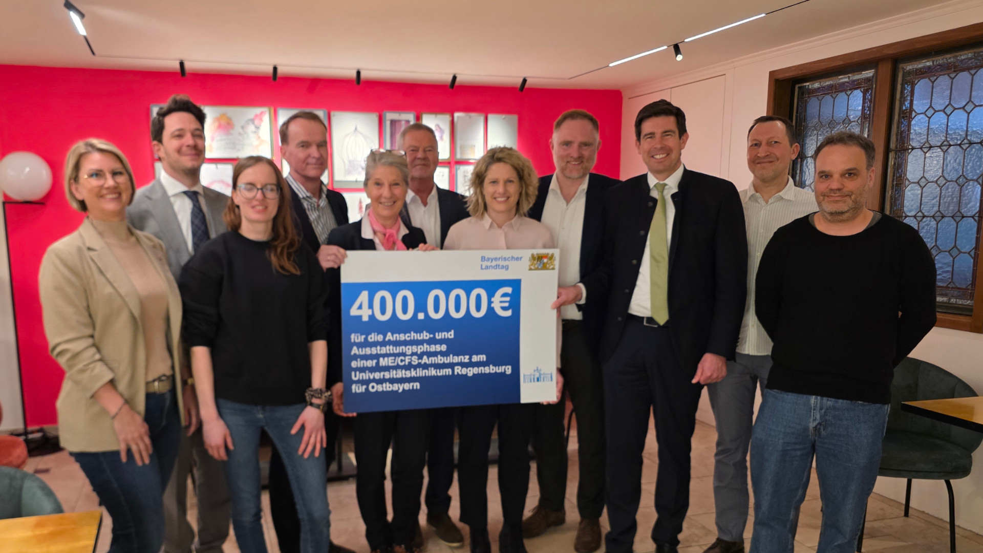 Gruppenbild von der scheck-Übergabe