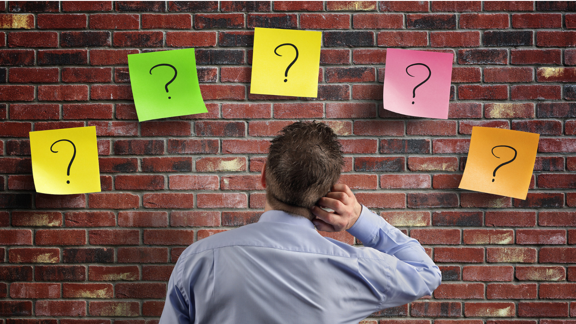 Symbolbild: Mann steht vor Fragezeichen und muss sich entscheiden