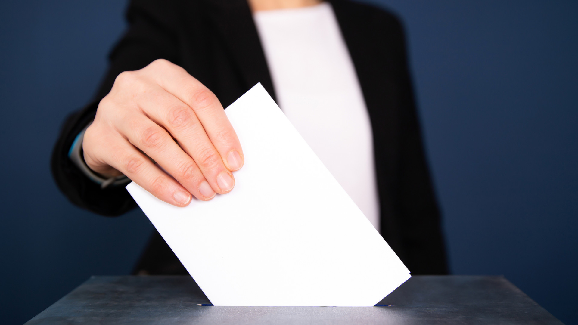 Symbolbild: Frau gibt ihren Stimmzettel ab