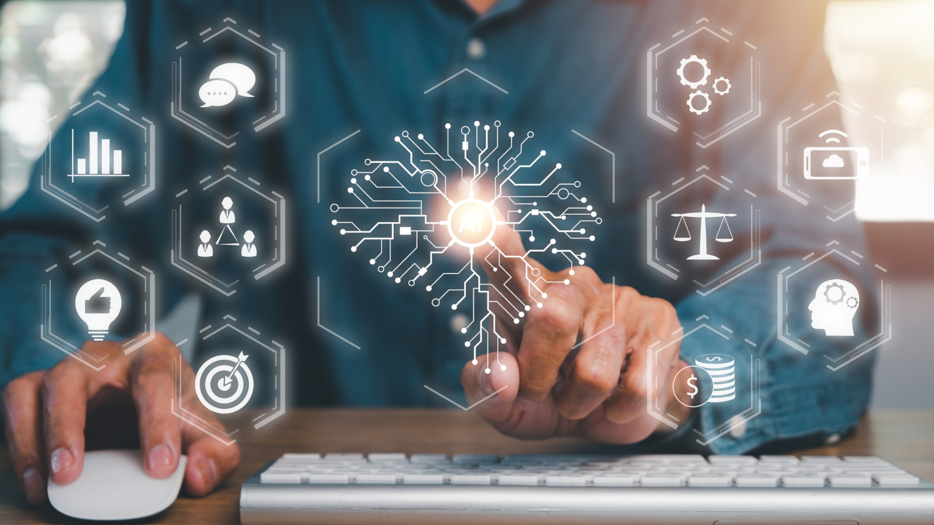 Symbolbild Mensch tippt auf Laptop KI