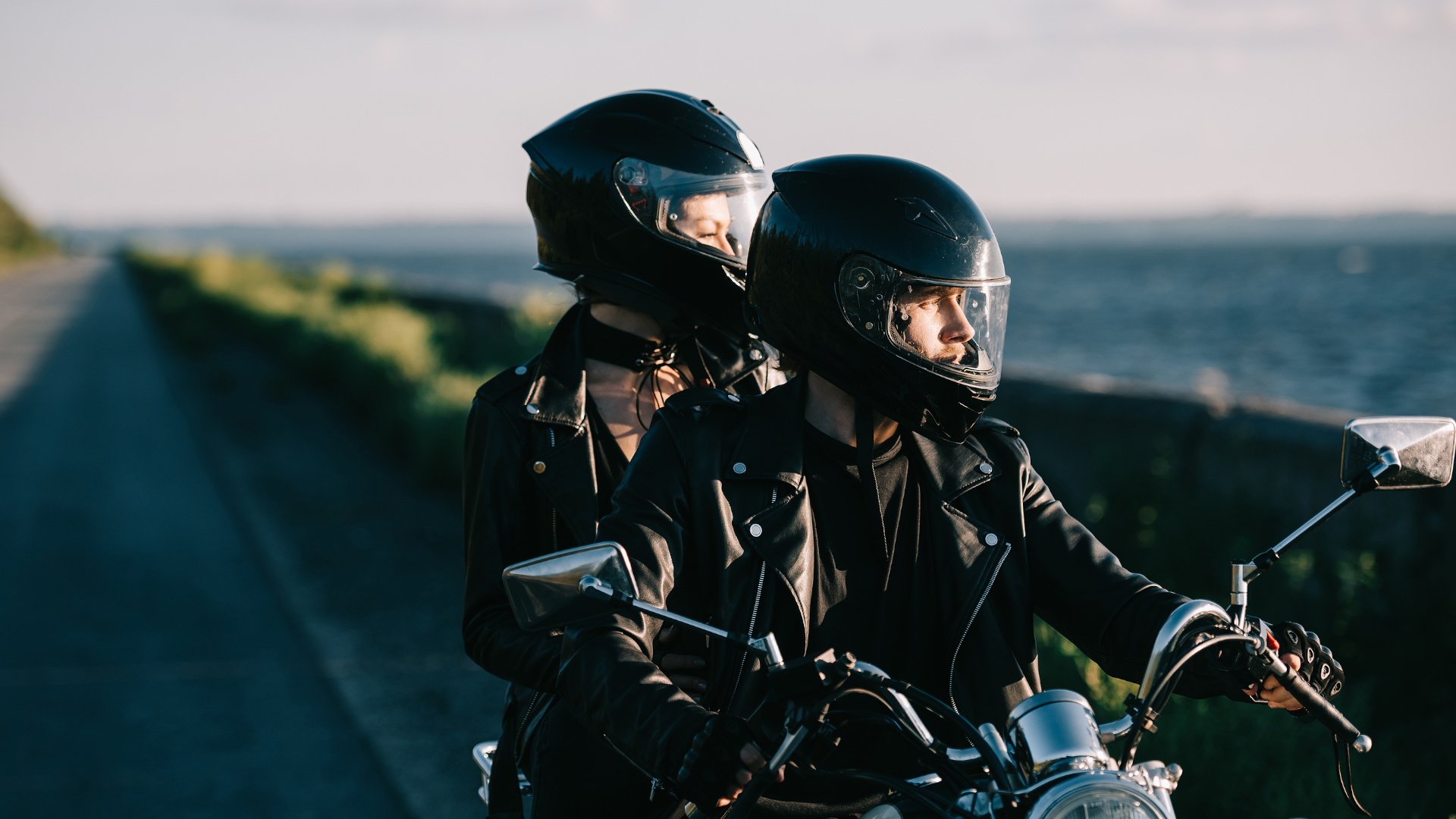 Symbolbild: Mann und Frau auf Motorrad