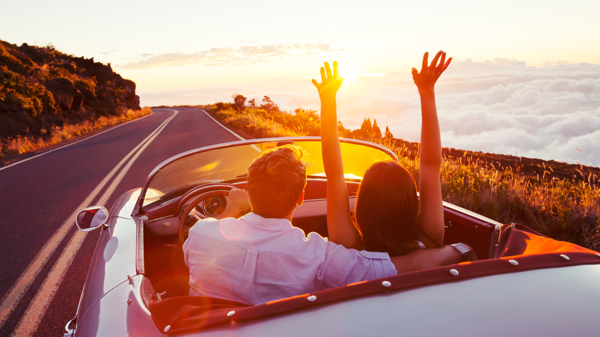 Zwei Personen von Hinten im Cabrio