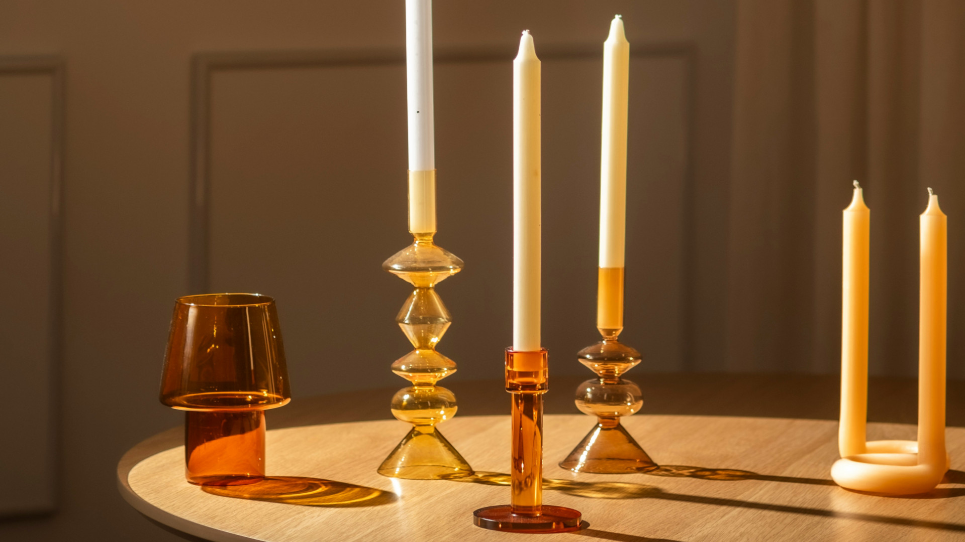 Kerzenständer aus Glas stehen auf dem Tisch