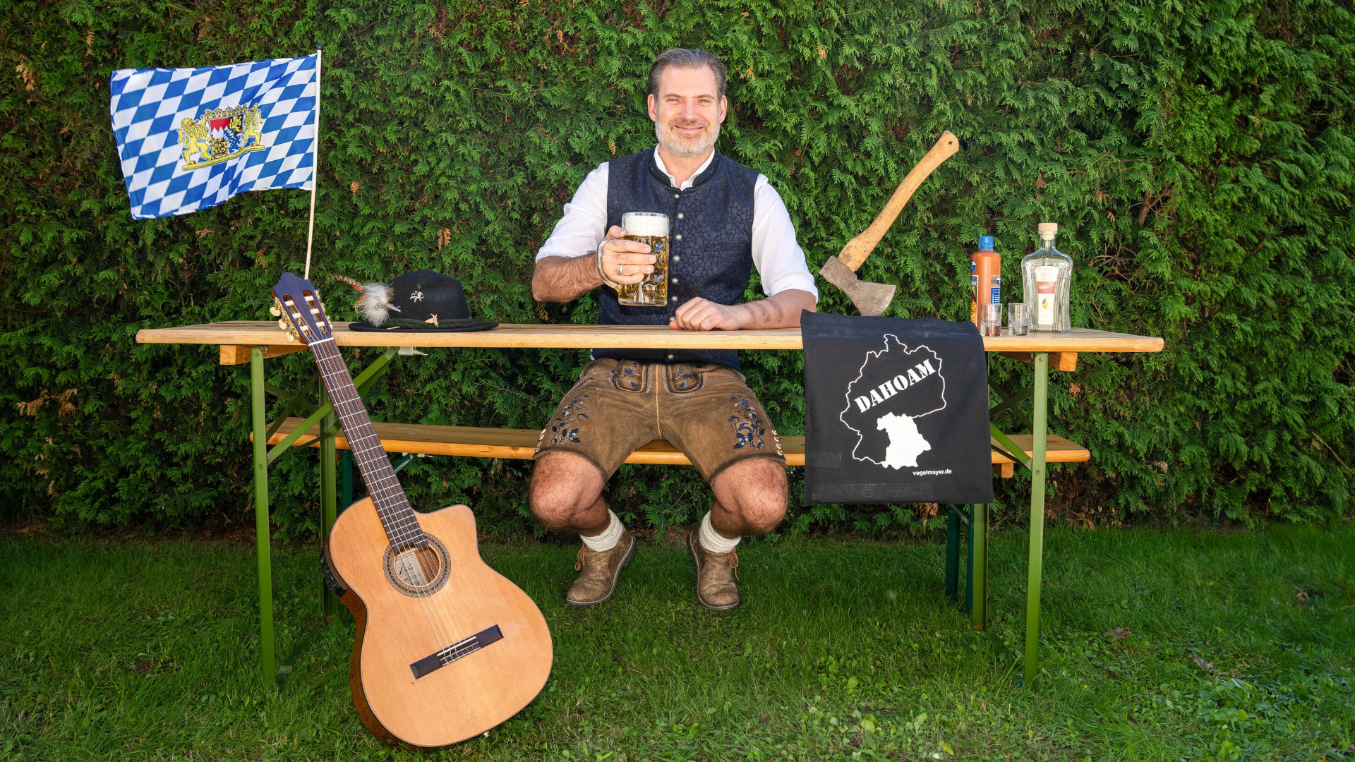 Musik-Kabarettist VOGELMAYER sitzt im Garten neben seiner Gitarre