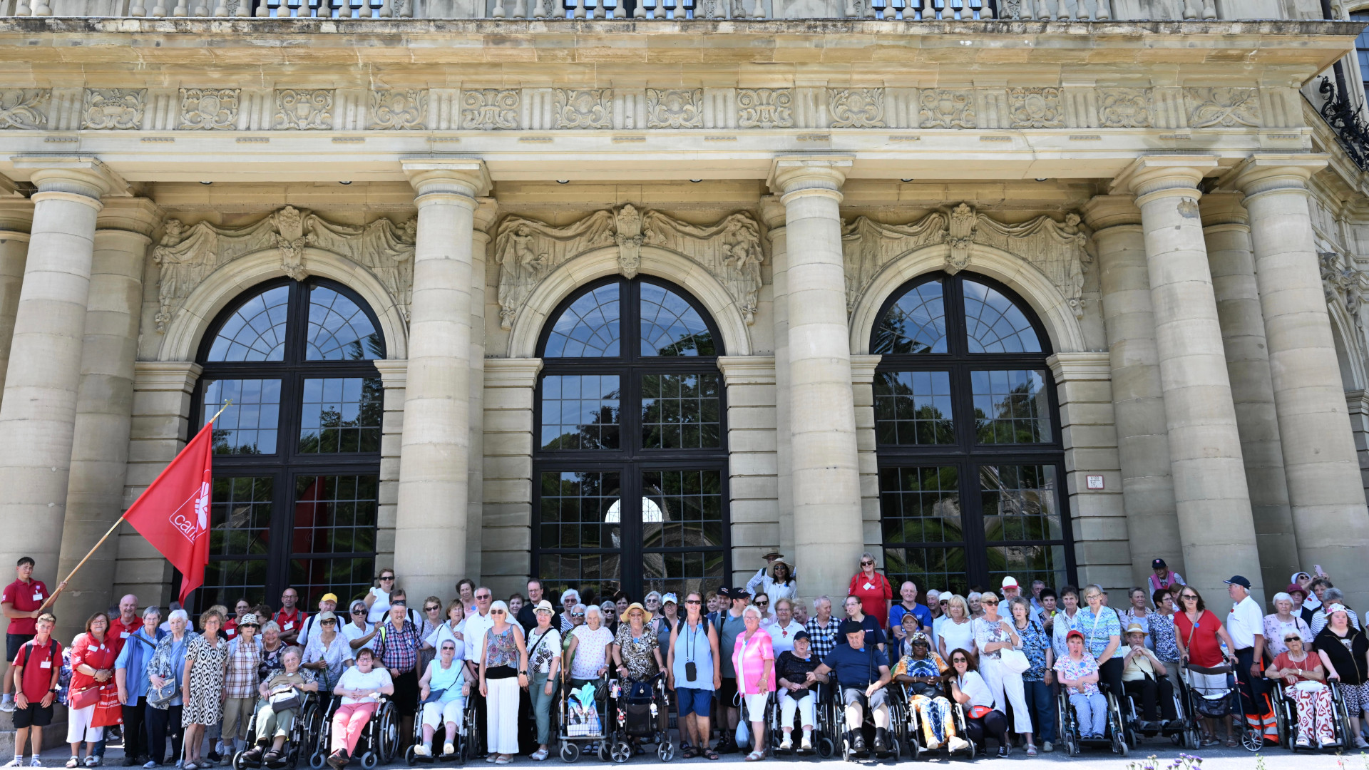 Die Caritas ermöglicht älteren und pflegebedürftigen Menschen mit dem Sonnenzug einen unvergesslichen Ausflug – und das seit mehr als 50 Jahren. Das Bild zeigt die Reisenden beim Sonnenzug 2025 in Würzburg.
