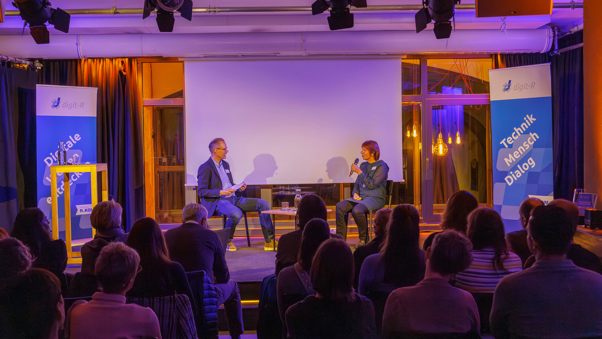 Fünf Gesprächspartnerinnen und Gesprächspartner geben zu Gast bei Moderator Christian Omonsky Einblicke darin, wie die Digitalisierung unser Beziehungsleben beeinflusst.