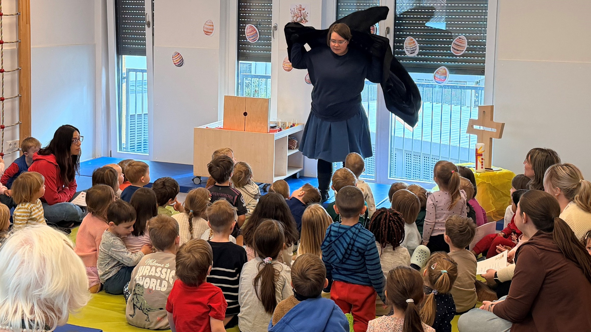 Kinder und Senioren singen bei der Osterandacht