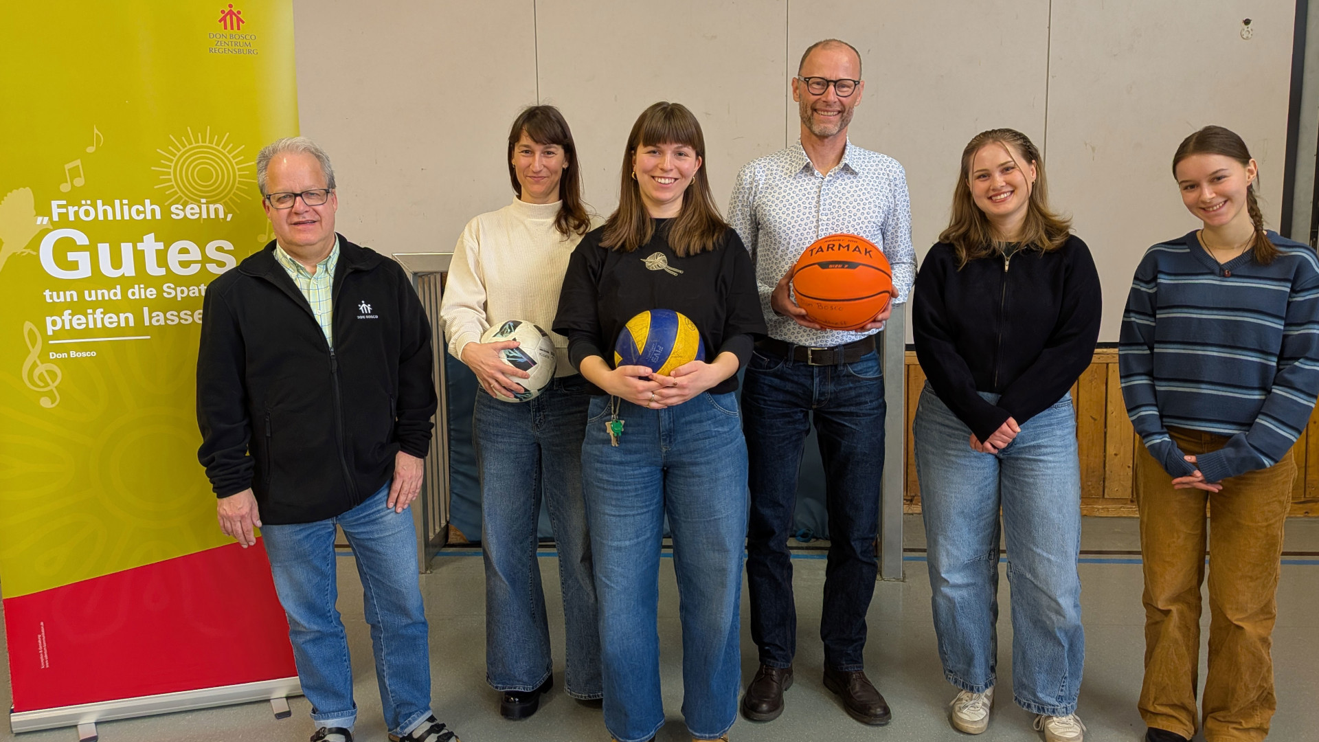 Peter Schillinger, Geschäftsführer Schillinger GmbH, (3. von rechts) übergab gemeinsam mit Eva Schillinger (2. von rechts) die Spende an das Team von Don Bosco Regensburg: Direktor Pater Jörg Widmann, Teresa Bauer, Lisa Schönberger und Sonja Bareuther von der Offenen Kinder- und Jugendarbeit (von links). Die Spende macht möglich, dass die Mehrzweckhalle bald wieder von jungen Menschen genutzt werden kann.