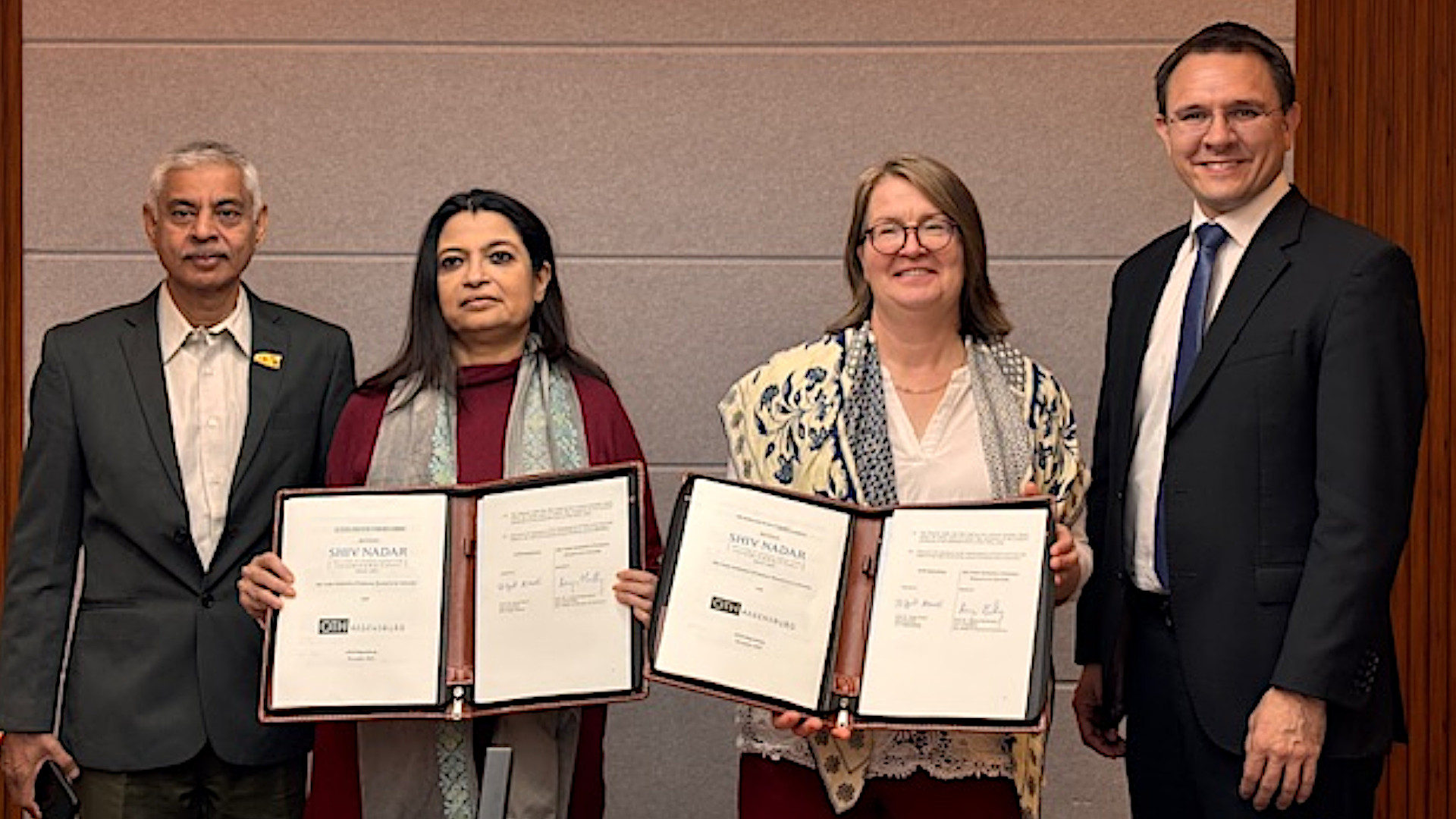 Die Delegation der OTH Regensburg reiste nach Delhi und unterzeichnete am 18. November 2025 ein Memorandum of Understanding mit der Shiv Nadar Institution of Eminence unterzeichnet. Von links: Dekan Prof. Suneet Tuli, Vizekanzlerin Prof. Ananya Mukherjee, Vizepräsidentin Prof. Dr. Birgit Rösel, Prof. Dr. Markus Westner. 