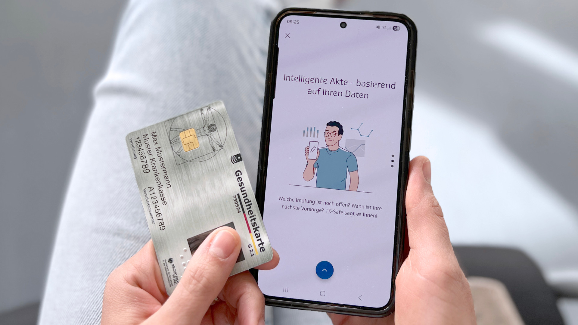 Symbolbild: Frau hält Handy und Gesundheitskarte in der Hand