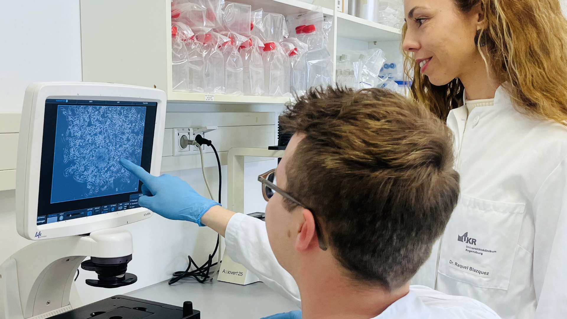 Dr. Raquel Blazquez und Prof. Dr. Tobias Pukrop bei der Arbeit.