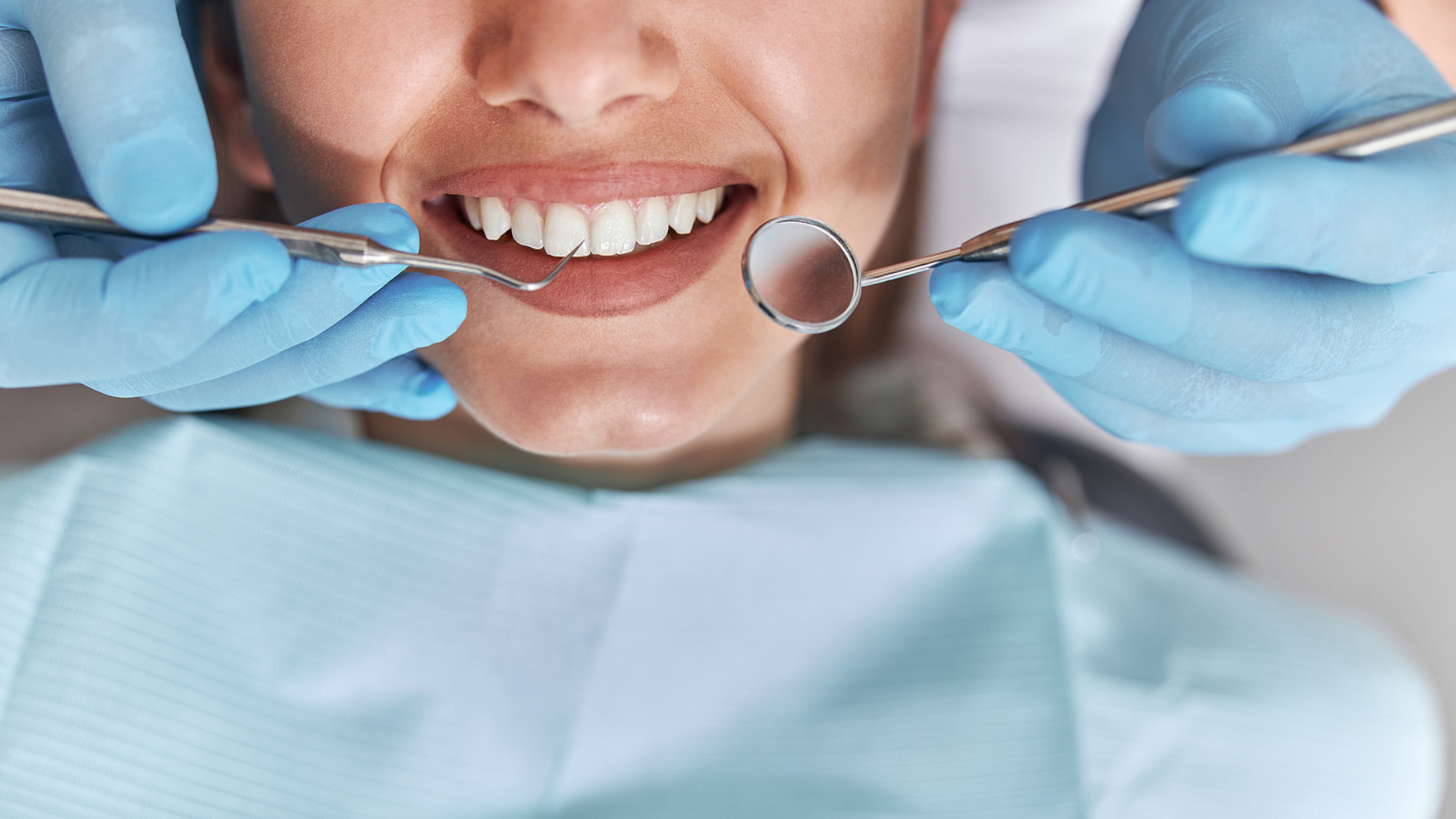 Symbolbild: Frau beim Zahnarzt