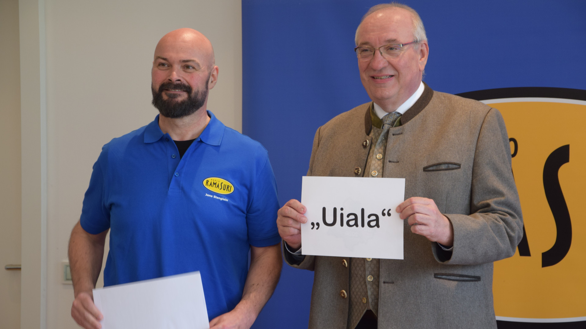 Bezirkstagspräsident Franz Löffler (rechts) und Ramasuri-Redaktionsleiter Jens Stenglein lüfteten das Geheimnis.
