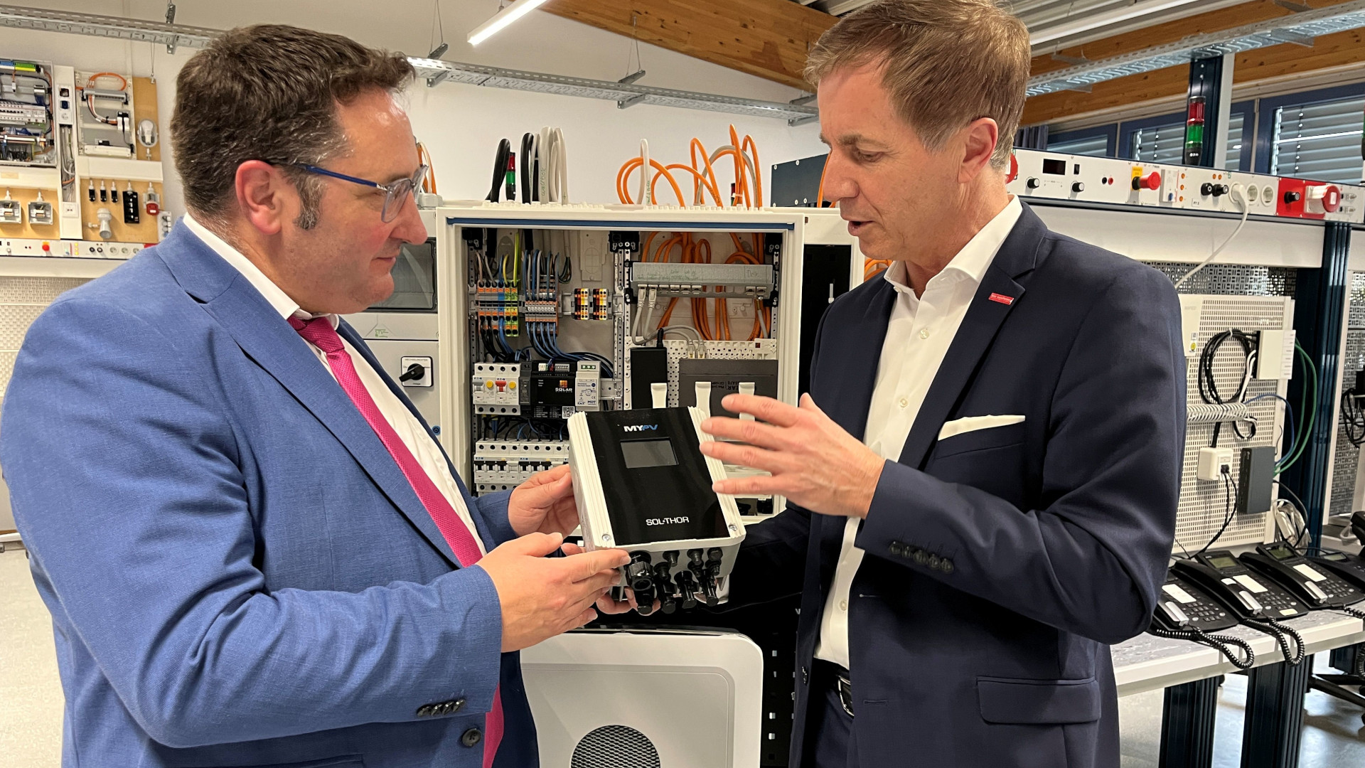 Herr Schmidt und Herr Gotthardt unterhalten sich in der Werkstatt