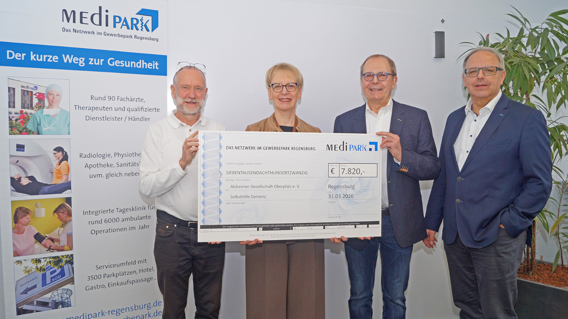 7.820 Euro für die Selbsthilfe Demenz (v. li.): Dr. Frank Möckel, Maria Kammermeier, Gerhard Bosch und Gewerbepark-Geschäftsführer Roland Sehhofer. 