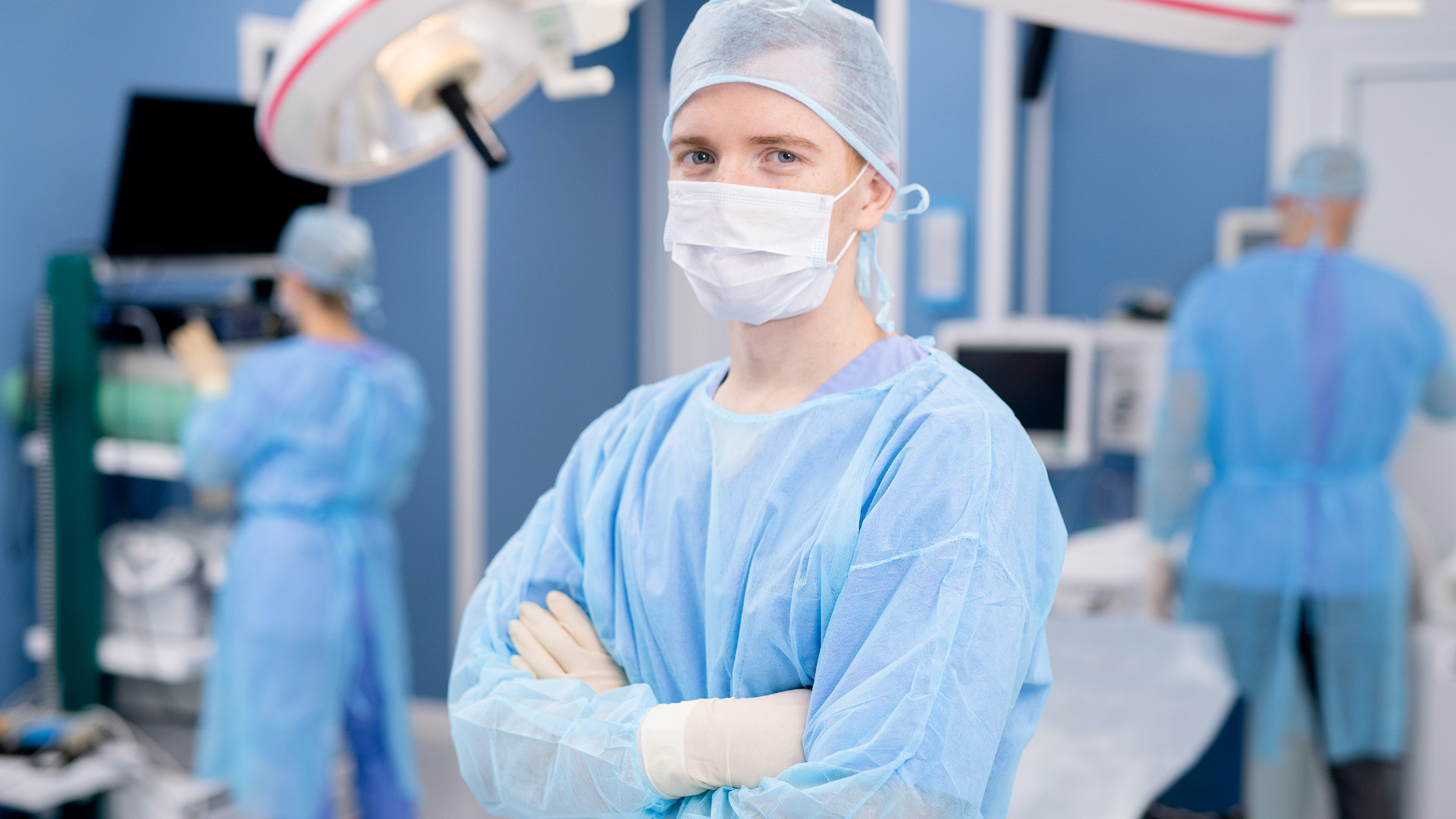 Symbolbild: Arzt steht im Operationsraum