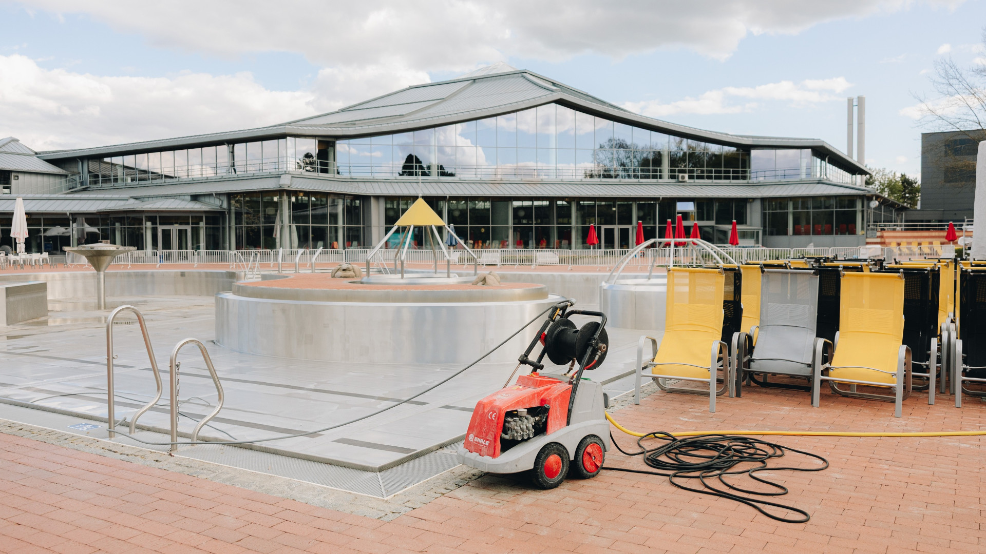 Im Westbad laufen die Vorbereitungen für die Freibadsaison auf Hochtouren: Das Spaßbecken muss noch fertig gereinigt werden, die Liegen stehen schon bereit.