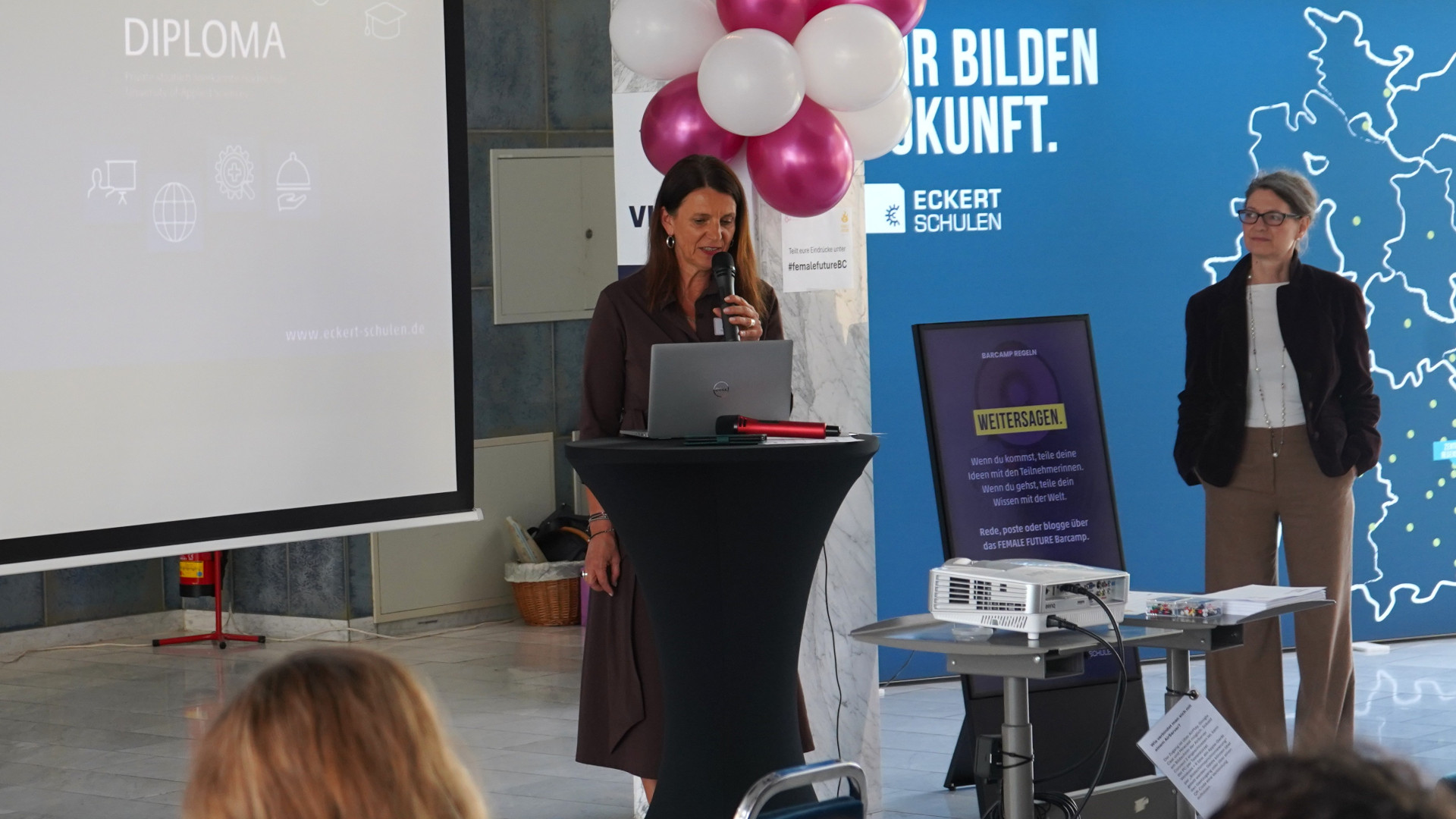  Andrea Radlbeck, Geschäftsbereichsleitung für Kommunikation & Marktentwicklung der Eckert Schulen und Organisatorin des Events (links im Bild).