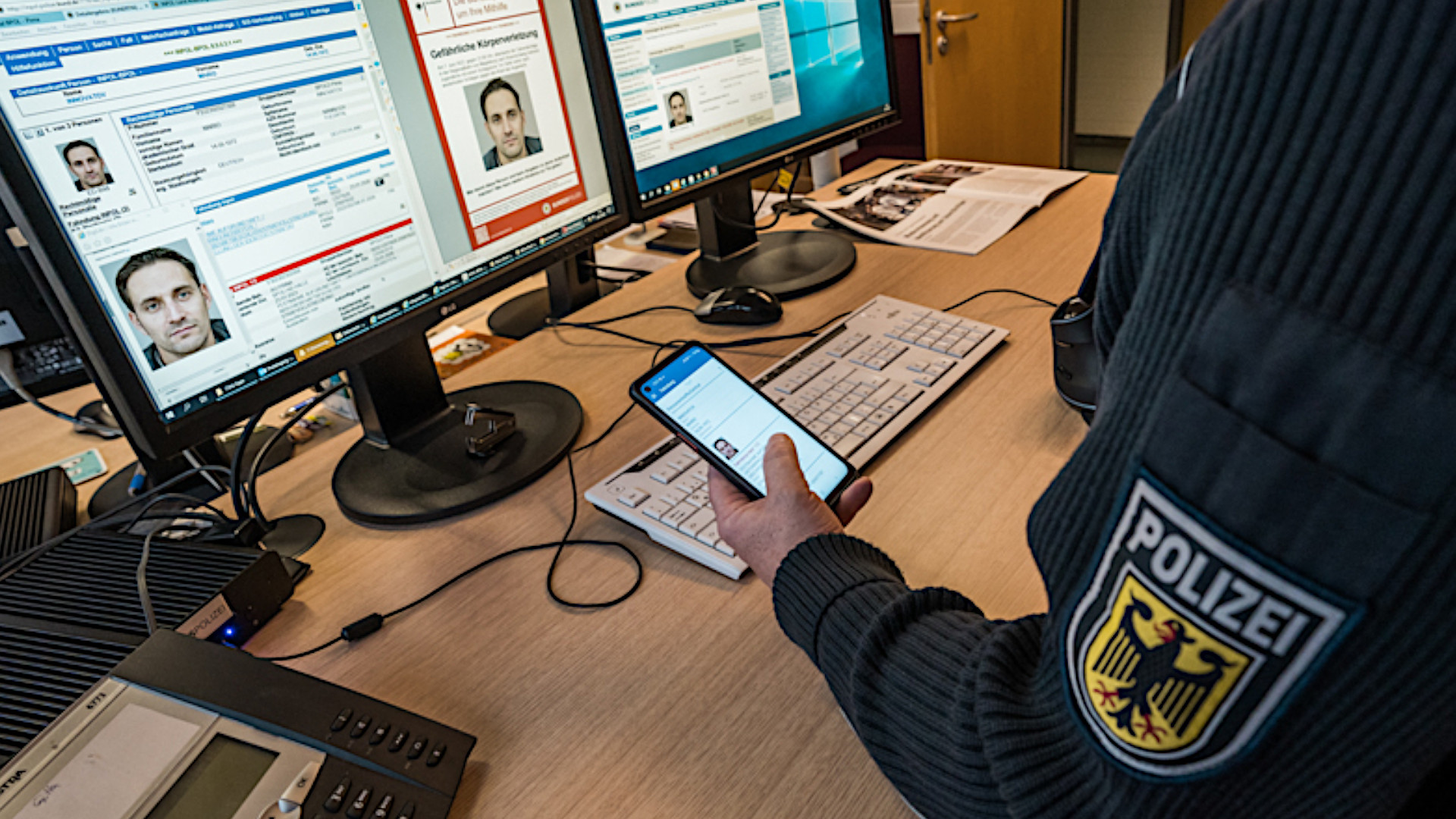 Symbolbild: Mehrere Fahndungsfotos und Dokumente sind am Computer geöffnet