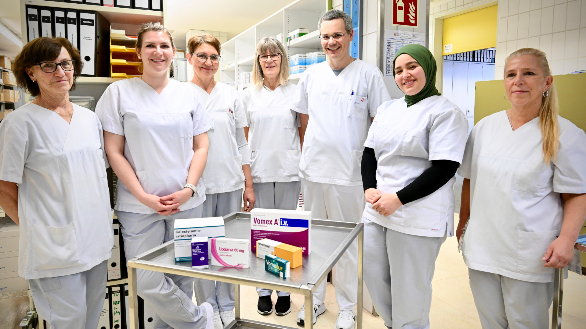 Gruppenbild Ein Teil des Teams mit Krankenhaus-Apotheker Michael Adamek (v.l.n.r..): Roswitha Riepl, Nadine Gottswinter, Rita Faltermeier, Lydia Stark, Michael Aamek, Beyza Tuna und Marion Gharsellaoui