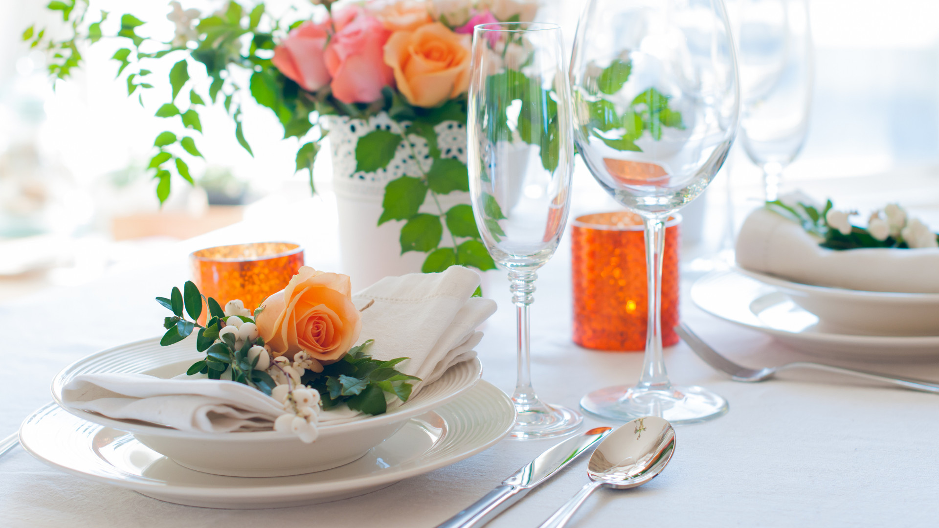 Symbolbild: Gedeckter Tisch mit Blumen