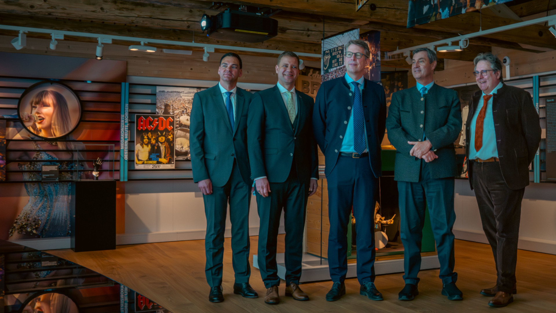 Nach der Eröffnung „Musik In Bayern“ in der Ausstellung (v.l.n.r.): Sebastian Gruber, Landrat von Freyung-Grafenau, Dr. Olaf Heinrich, Freyungs Bürgermeister, Kunstminister Markus Blume, Ministerpräsident Dr. Markus Söder, MdL und Dr. Richard Loibl, Direktor Haus der Bayerischen Geschichte
