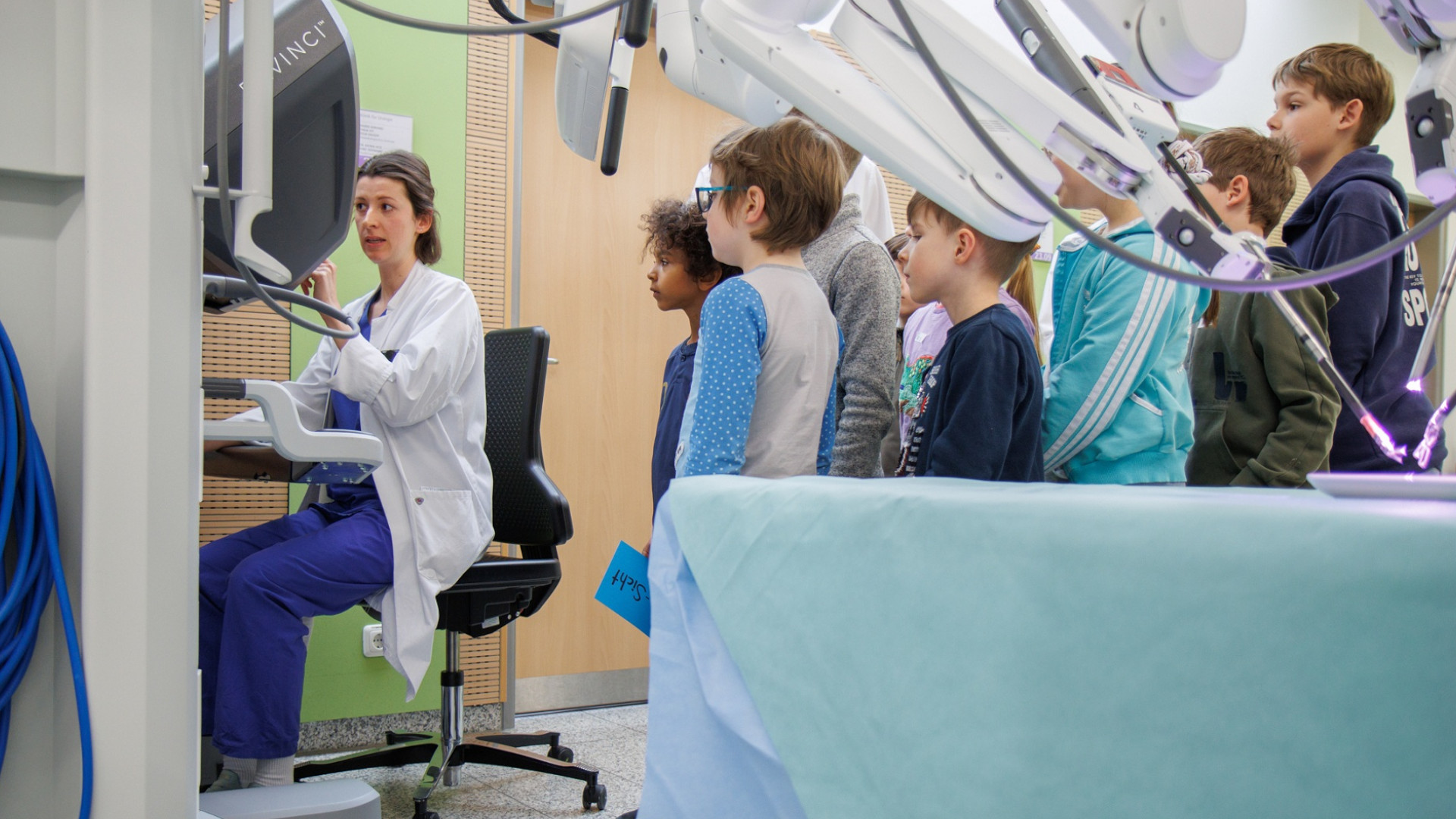 Ärztin zeigt Kindern etwas am Computer