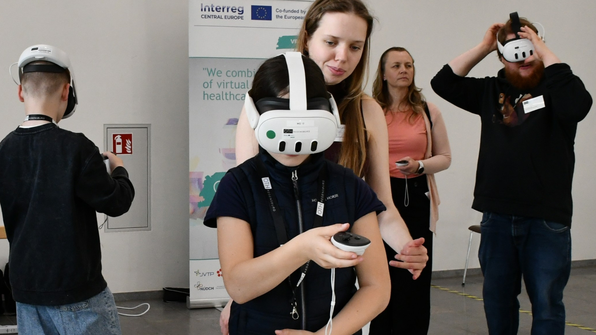 Abtauchen in virtuelle Realitäten und den eigenen Körper neu erleben: Besucherinnen und Besucher durften bei NACHT.SCHAFFT.WISSEN. VR-Brillen testen. 