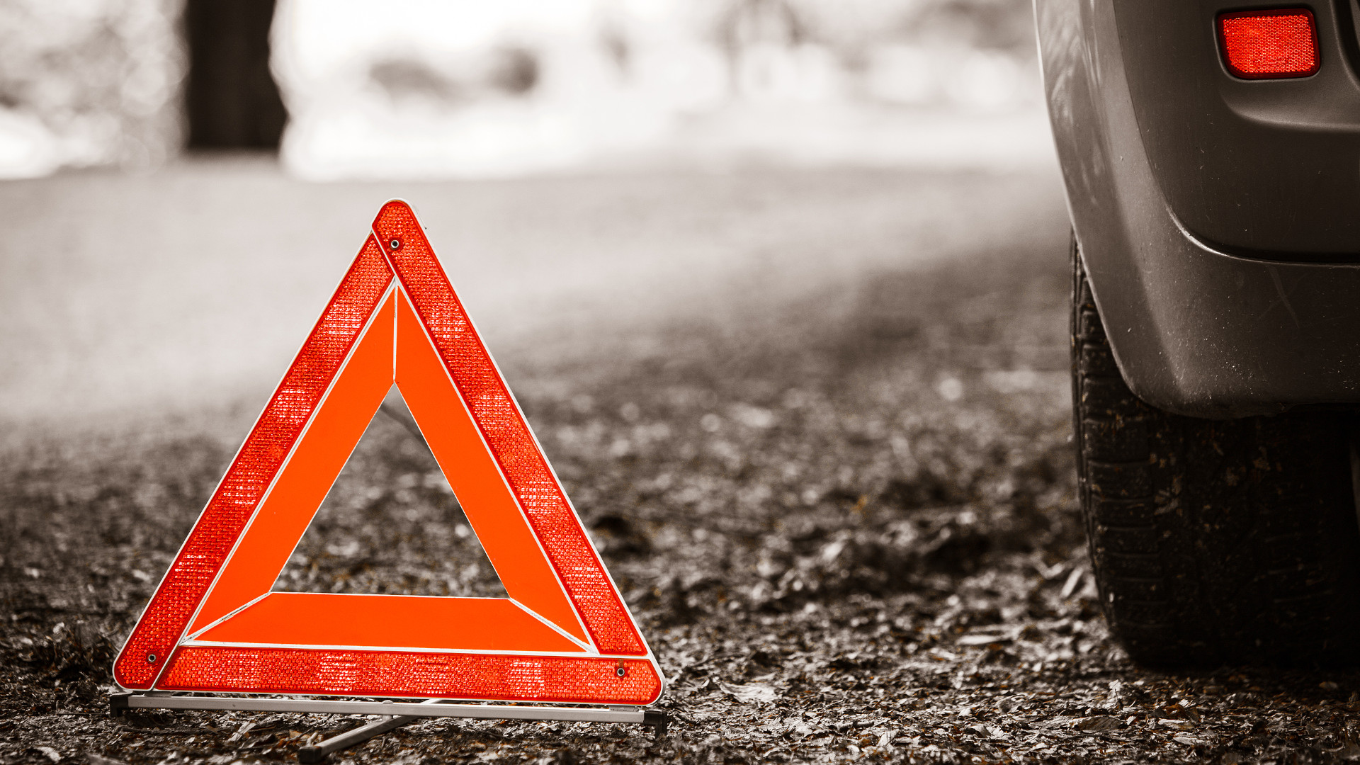 Symbolbild: Warndreieck neben dem Auto