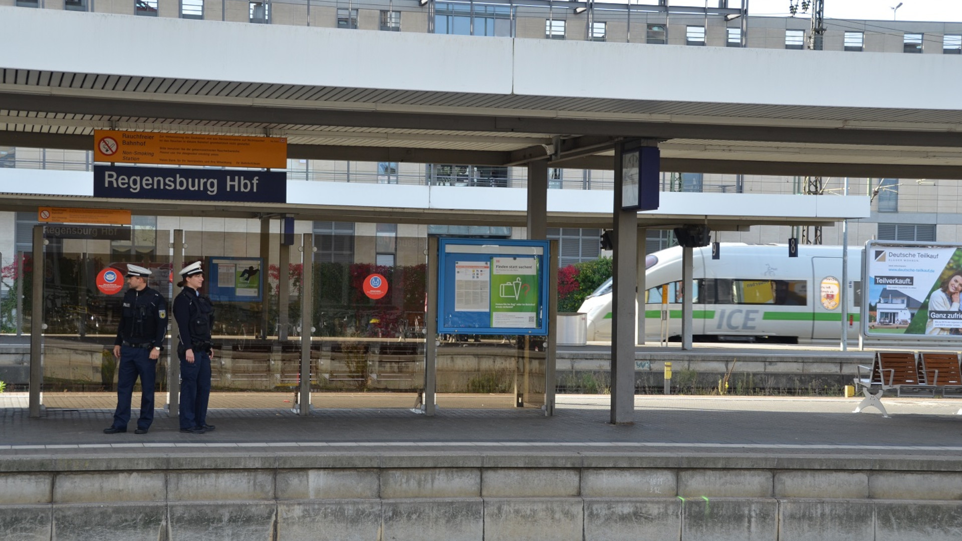 Symbolbild: Polizisten am Bahnhof