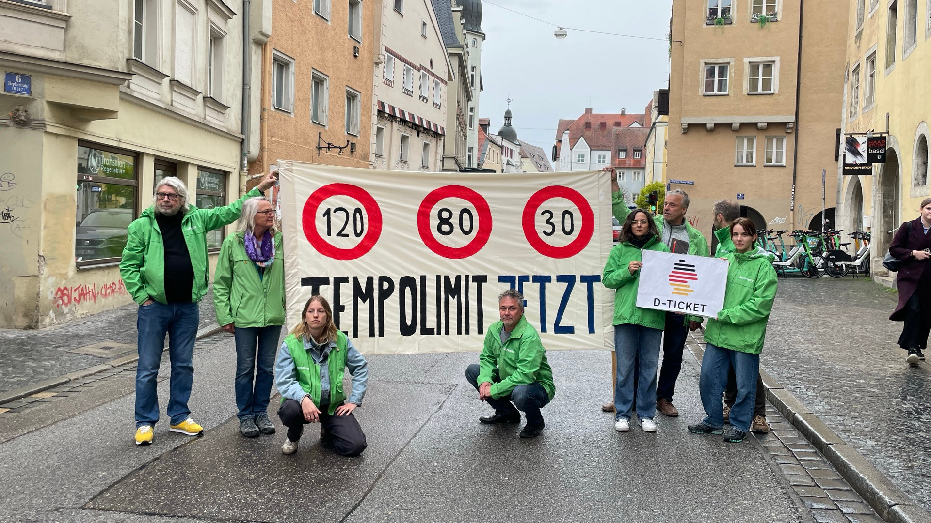 Greenpeace Aktivisten mit einem Banner auf der Straße
