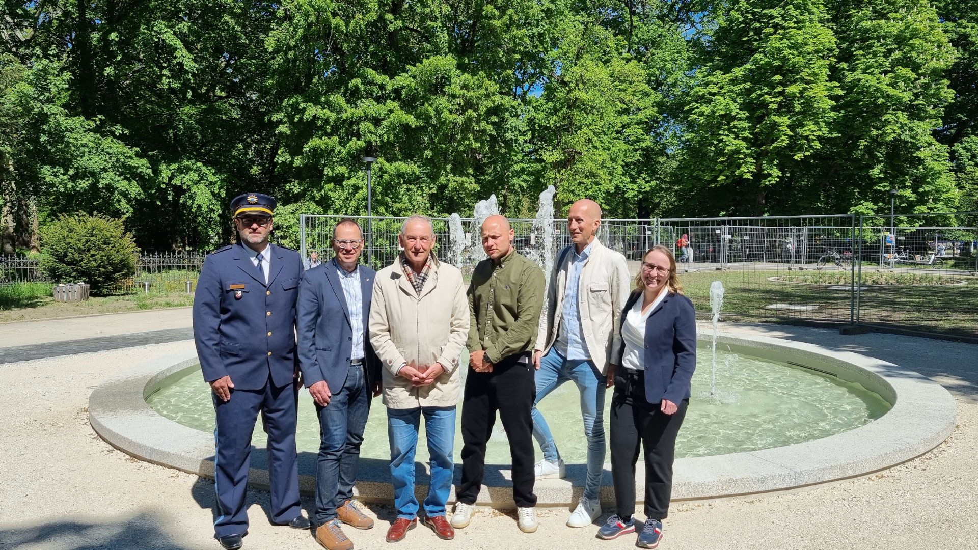 Gruppenfoto bei der Eröffnung des Brunnens