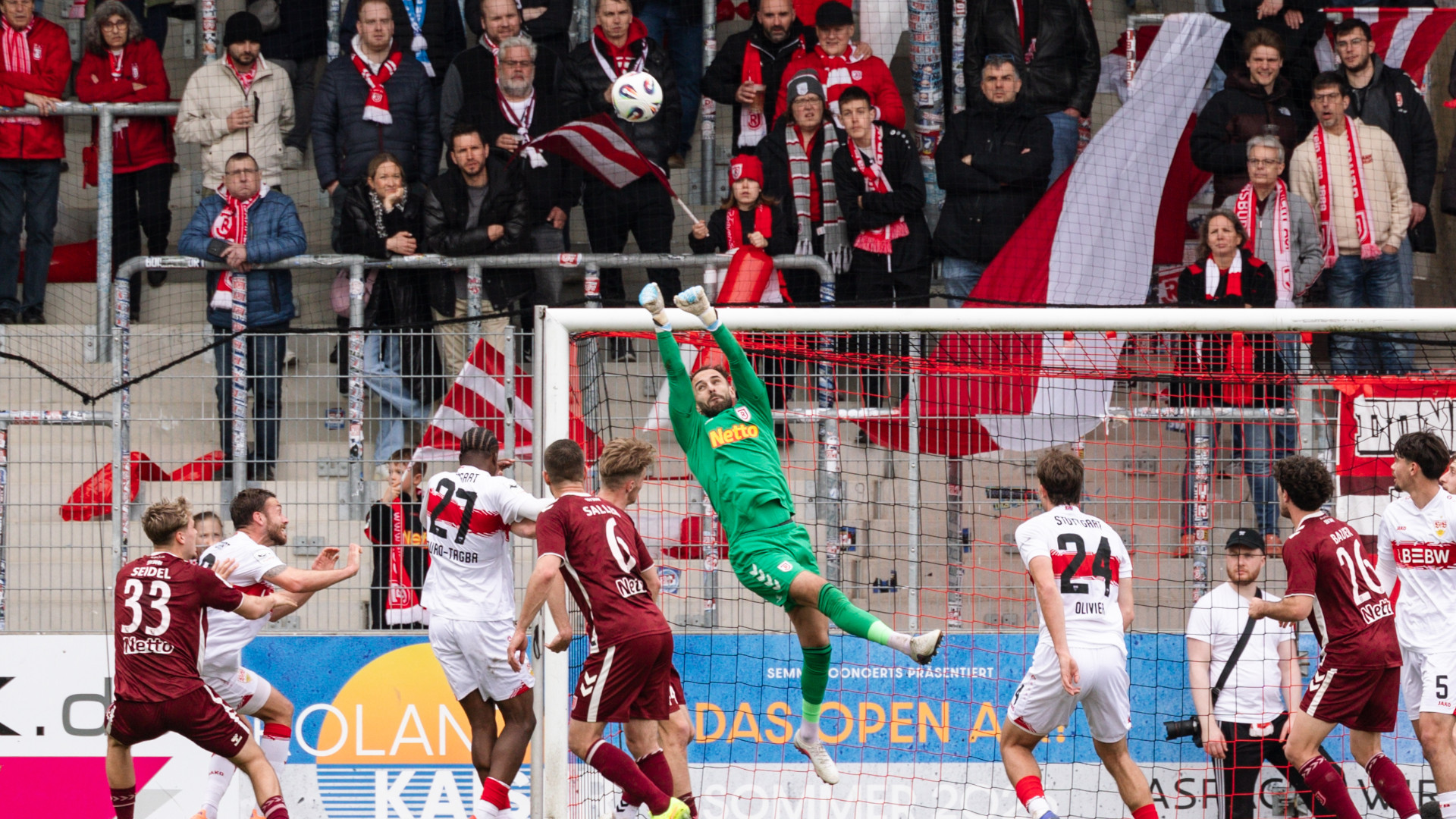 Fußballer schießen mit dem Ball auf das Tor