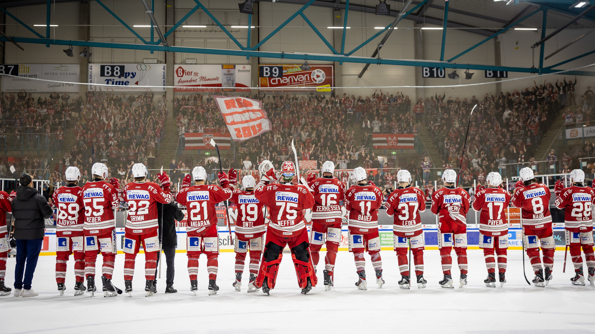Abschlussfoto der Eishockeyspieler auf dem Eis