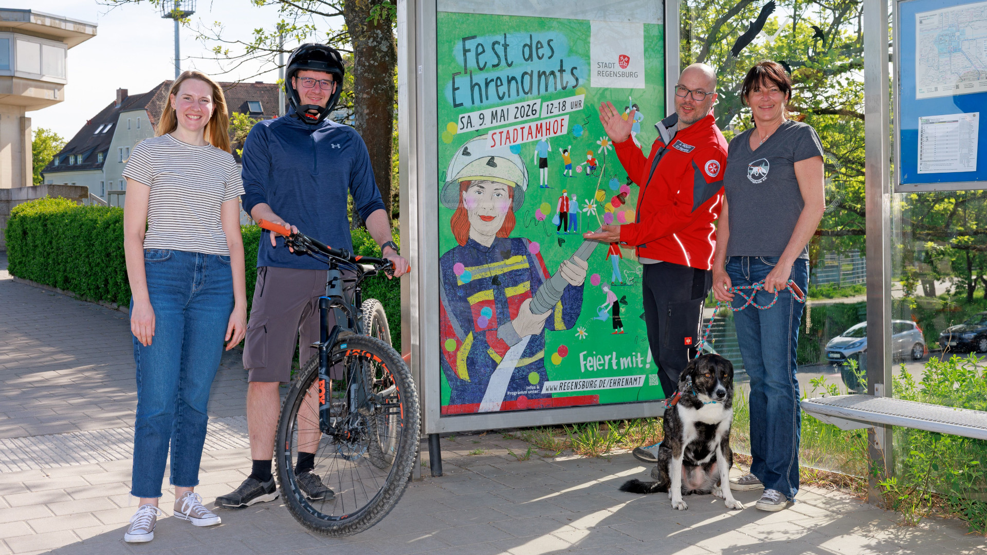 Julia Fichtl vom Koordinierungszentrum mit Ehrenamtlichen der Johanniter, der Regenburger Rettungshunde und vom Mountainbikeverein