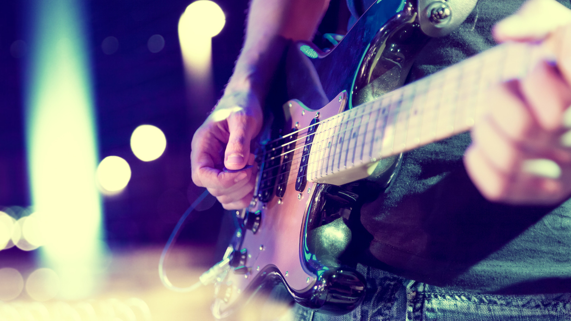 Symbolbild: Mann spielt Gitarre