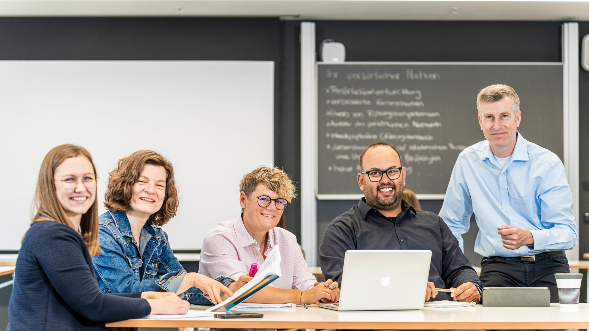 Das Zentrum für Weiterbildung und Wissensmanagement der OTH Regensburg informiert über berufsbegleitende Bachelor- und Masterstudiengängen und bietet ein Afterworkseminar zu einem aktuellen Thema an.