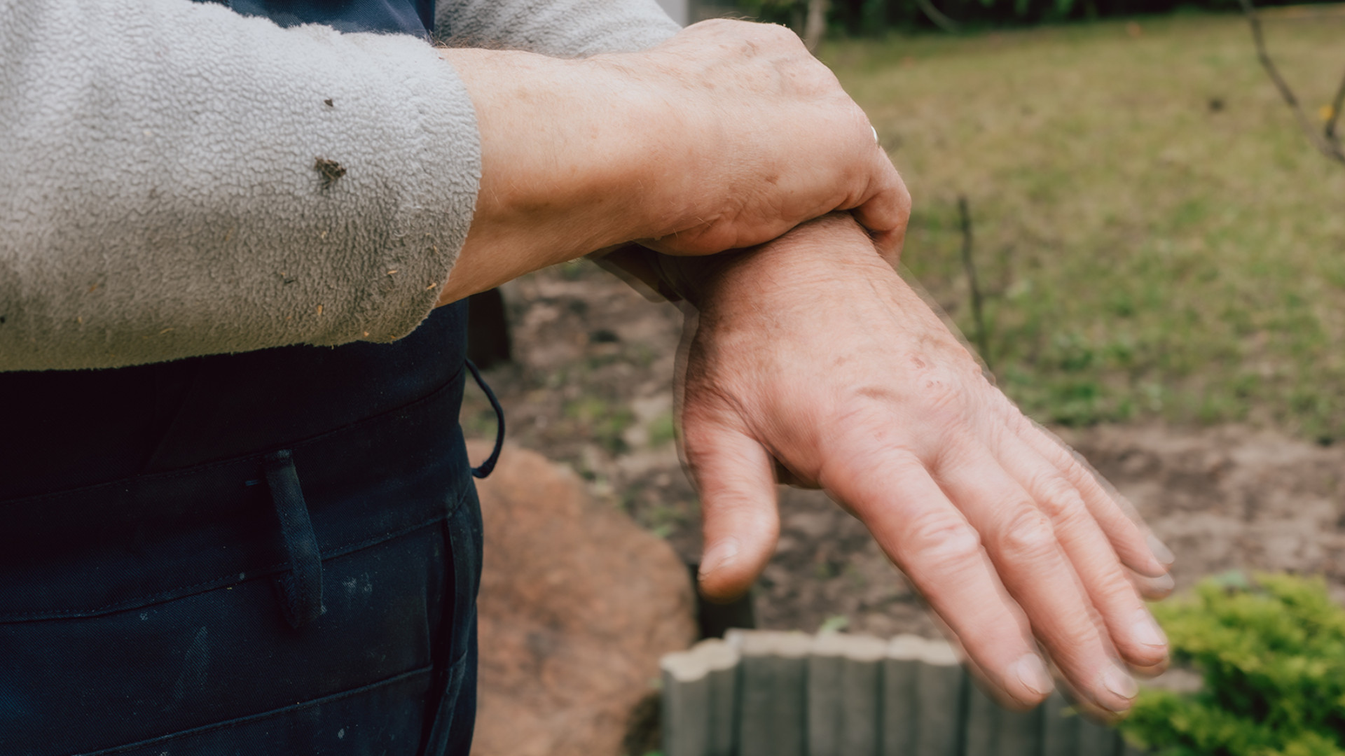 Symbolbild: Hand eines Mannes zittert