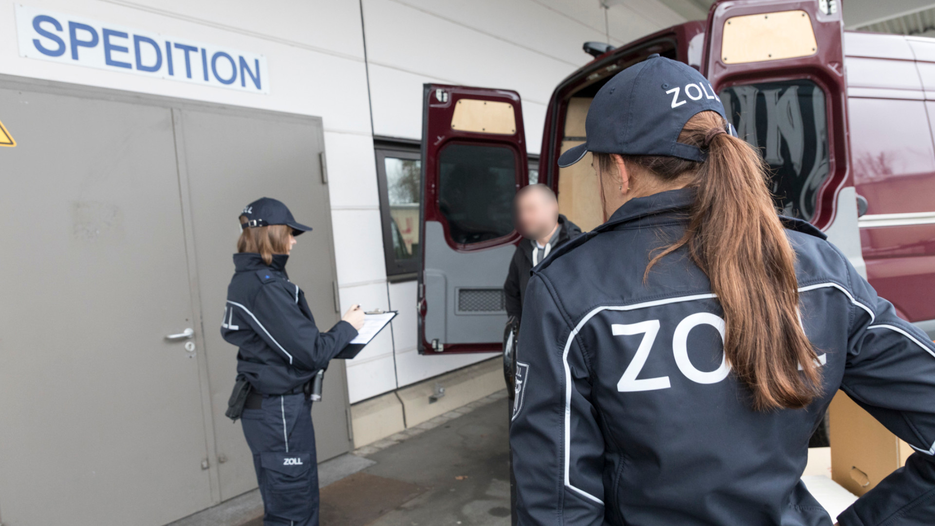 Zoll kontrolliert Spedition