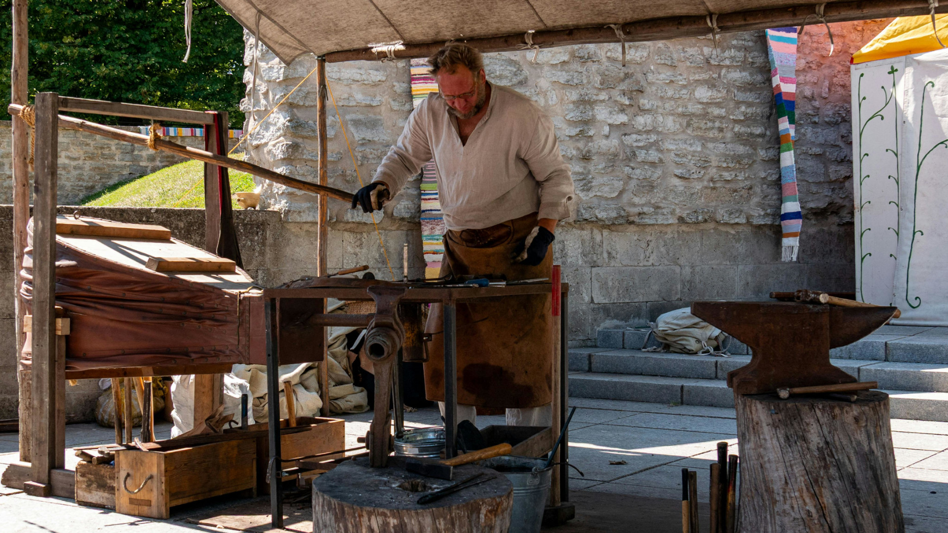 Mann arbeitet mit Holz