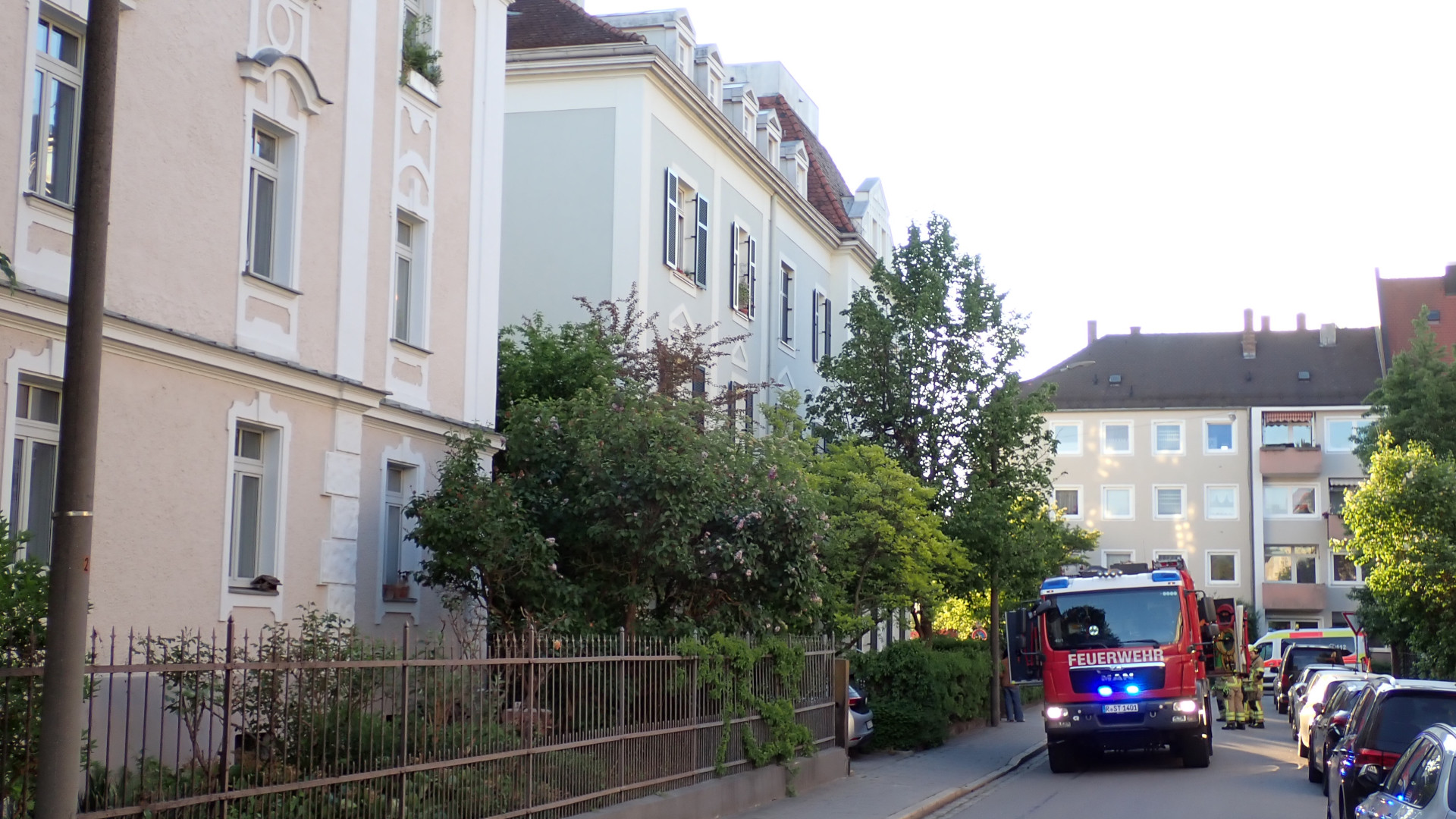 Feuerwehr steht in einer Straße