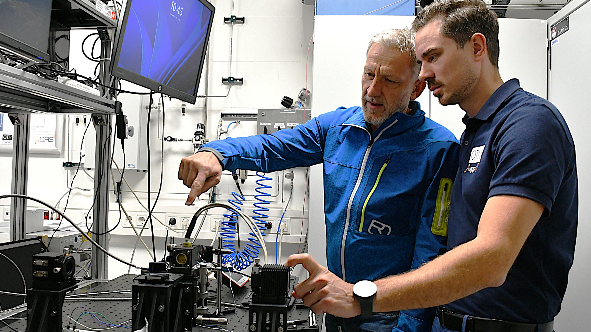  Prof. Dr. Rudolf Bierl (links) und Prof. Dr. Matthias Ehrnsperger entwickeln im Projekt PROMPT ein Sensorsystem für den mobilen Einsatz, beispielsweise integriert in Drohnen oder autonome Roboter, um Methangaslecks aufzuspüren