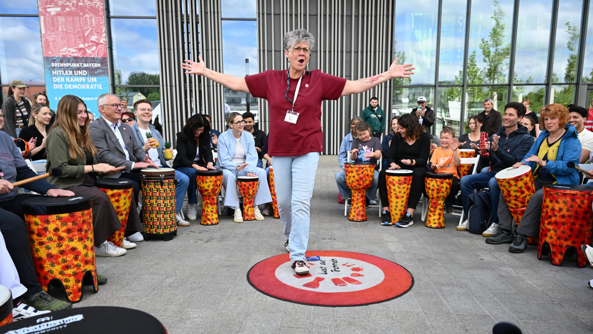  Zum Internationalen Tag der Pflegenden geben Pflegeprofis den Takt an: Ricarda Raabe, Altenpflegerin und Percussionistin aus Berlin, leitete den Community Drum Circle der Caritas am Haus der Bayerischen Geschichte.