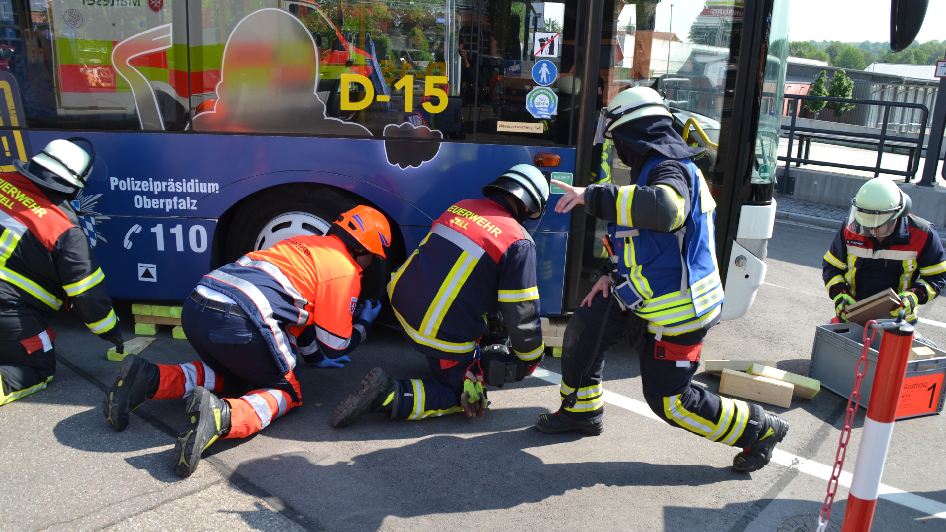 Rettungsdienste und Feuerwehren aus dem gesamten ostbayerischen Raum trainierten an der Staatlichen Feuerwehrschule in Lappersdorf seltene und anspruchsvolle Einsatzszenarien.