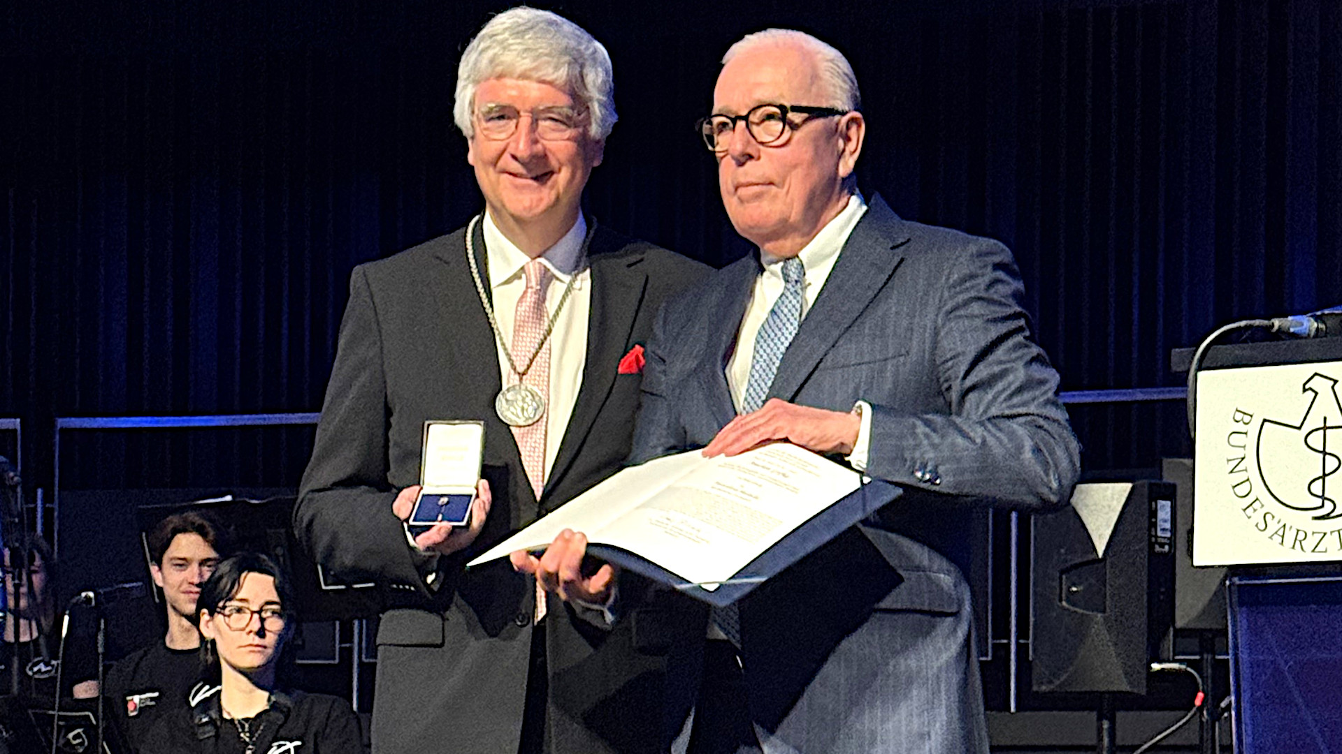 Prof. Dr. med. Dr. h.c. Joachim Grifka erhält in Hannover die Paracelsus-Medaille, die höchste Auszeichnung der deutschen Ärzteschaft, aus den Händen des Präsidenten der Bundesärztekammer, Dr. Klaus Reinhardt. 