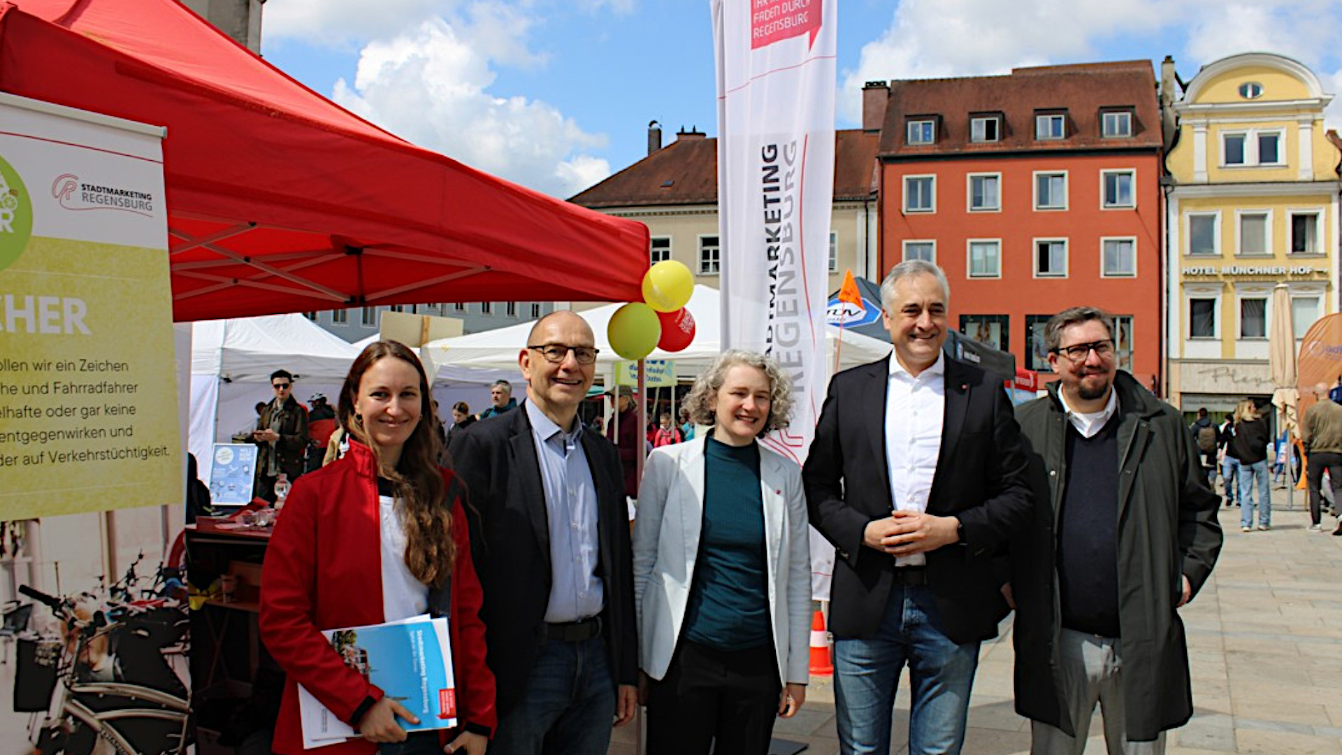 Gruppenfoto von Politik und Stadtmarketing